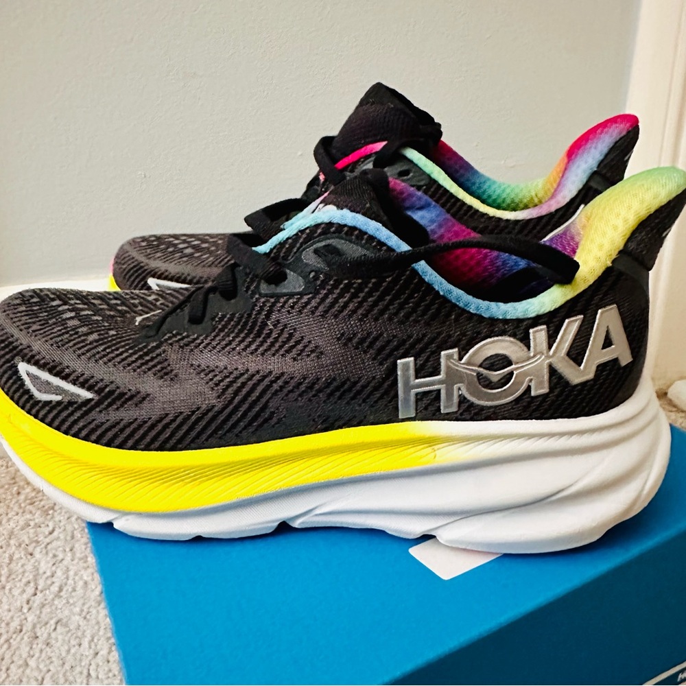 HOKA W Clifton 9